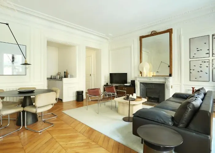 Louvre Apartment